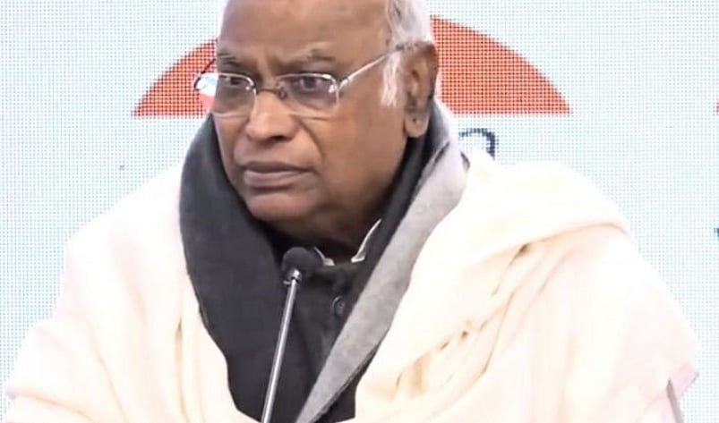 ” போட்டோ ஷூட் எடுக்க மட்டும் நேரம் இருக்கா? ” : பிரதமர் மோடியை தாக்கிய மல்லிகார்ஜூன கார்கே!