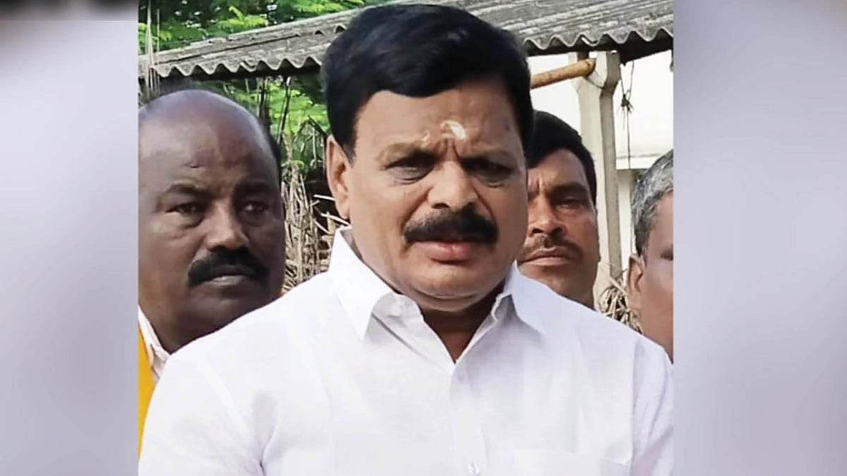 மணல் கடத்தல் : தடுக்க சென்ற இளைஞர் தாக்கிய அதிமுக ஒன்றிய செயலாளர்.. ஓட ஓட விரட்டி பிடித்த பொதுமக்கள் !