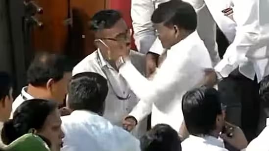 மகாராஷ்டிரா :அழைப்பிதழில் புகைப்படம் இல்லாததால் ஆத்திரம்: காவல்துறை அதிகாரியை தாக்கிய பாஜக MLA!