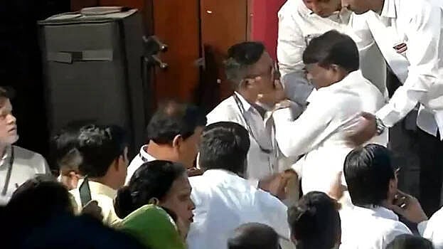 மகாராஷ்டிரா :அழைப்பிதழில் புகைப்படம் இல்லாததால் ஆத்திரம்: காவல்துறை அதிகாரியை தாக்கிய பாஜக MLA!