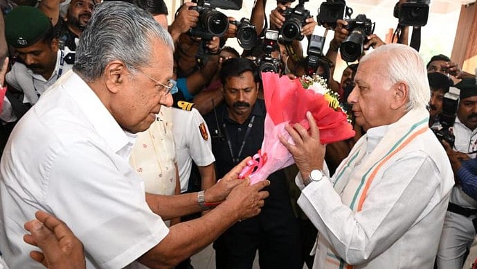 அரசின் திட்டங்களை வேண்டும் என்றே தவிர்த்த ஆளுநர்: ஒரு நிமிடத்தில் உரையை முடித்து கொண்ட ஆரிப் முகமது கான்!
