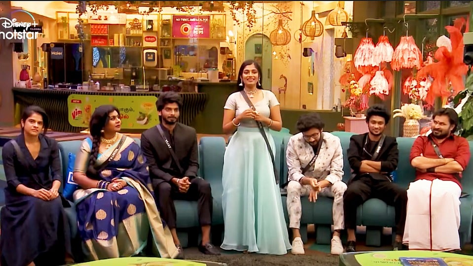 என்னதான் பிரச்சனை? தினேஷ், விசித்ராவிடம் கேள்வி எழுப்பிய கமல்.. வீட்டில் இருந்து வெளியேறினாரா விசித்ரா? 
