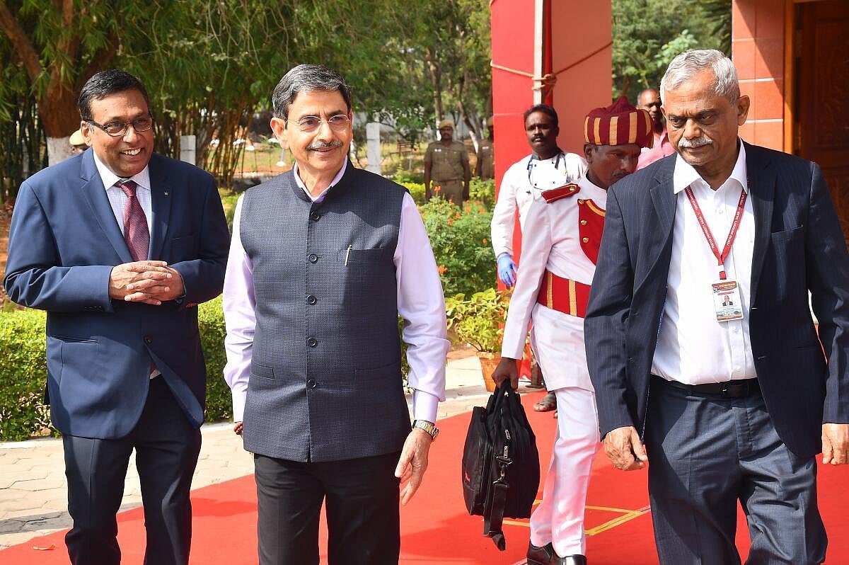 முறைகேடு புகாரில் ஜாமின் பெற்ற துணைவேந்தரை சந்தித்த ஆளுநர் - சந்திப்பு குறித்து RTI மூலம் கேள்வி !