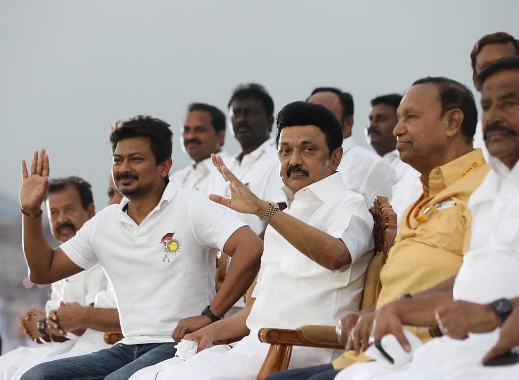 தி.மு.க இளைஞரணி மாநில மாநாடு : திராவிட இயக்கத்தின் வரலாறு - மெய்சிலிர்க்க வைத்த ட்ரோன் கண்காட்சி!