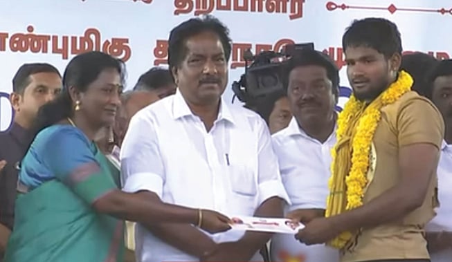 கலைஞர் நூற்றாண்டு ஏறுதழுவுதல் அரங்கில் நடந்த ஜல்லிக்கட்டு : 10 காளைகளை அடக்கி அபிசித்தர் முதலிடம்!