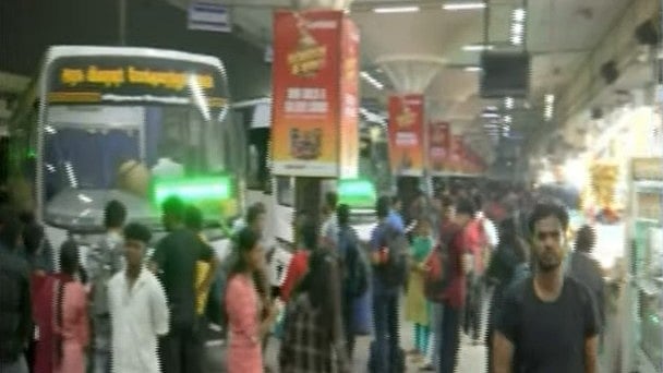 பொங்கல் பண்டிகையை கொண்டாட சொந்த ஊர்களுக்கு படையெடுக்கும் மக்கள்: ஒரேநாளில் 2.17 லட்சம் பேர் பயணம்!