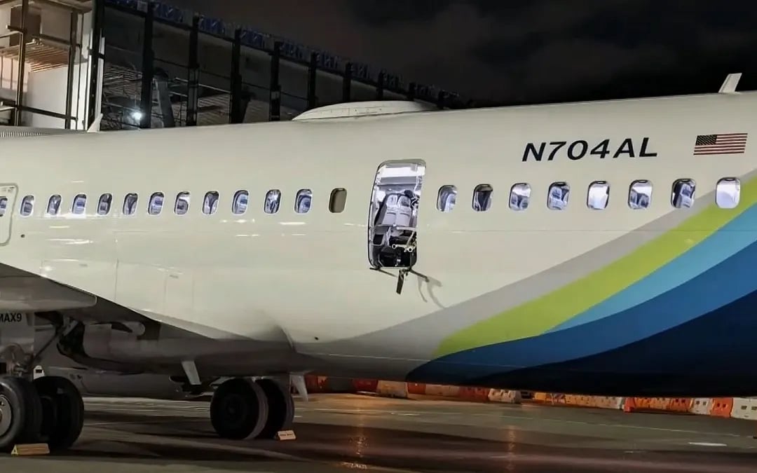 நடுவானில் சிதறிய விமானத்தில் கதவு: பயங்கர காற்றில் இழுக்கப்பட்ட பயணிகள்.. இறுதியில் நடந்தது என்ன ?