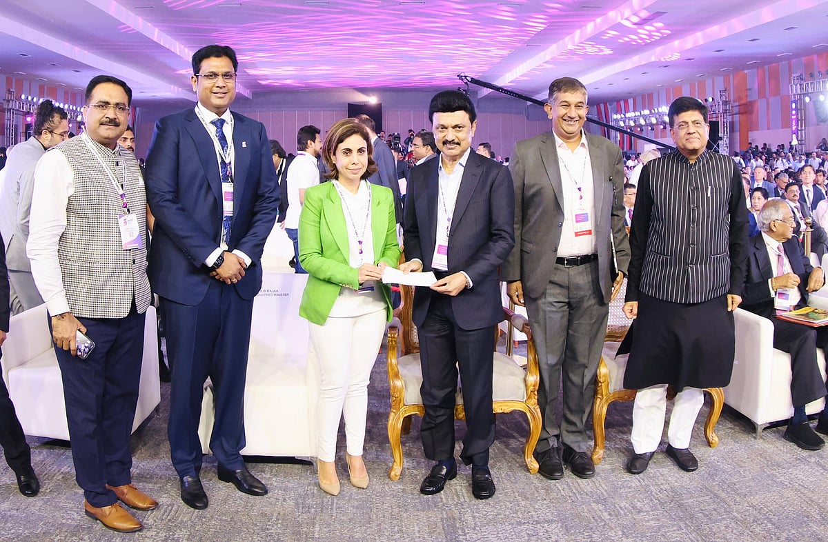 உலக முதலீட்டாளர்கள் மாநாடு : முதல் நாளிலேயே இலக்கை எட்டி சாதனை.. ரூ.5.5 லட்சம் கோடி முதலீடுகள் ஈர்ப்பு !