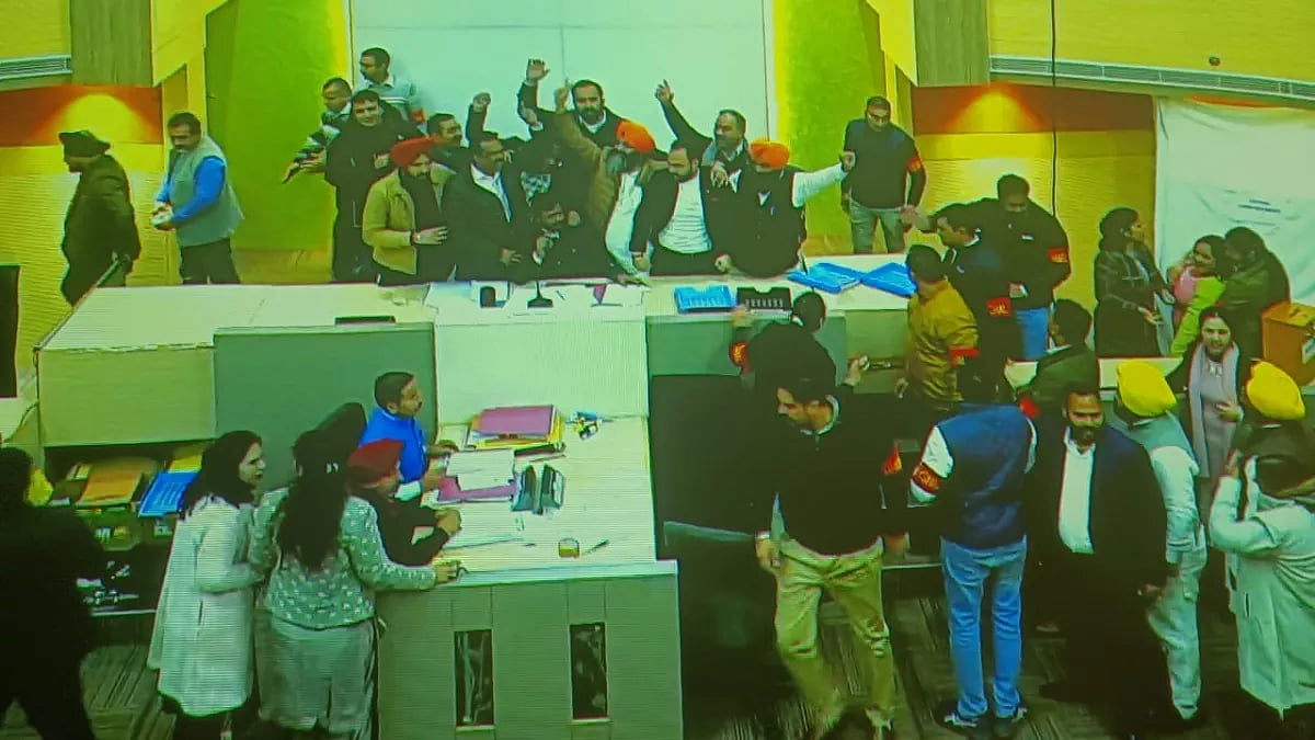 மேயர் தேர்தலில் தில்லுமுல்லு செயலில் ஈடுபட்டு வென்ற பாஜக : வெளியான சிசிடிவி காட்சிகளால் அதிர்ச்சி !  