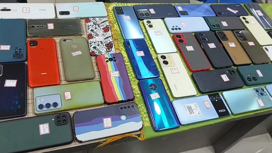 காணாமல் போன 70 செல்போன்கன் : உரிமையாளர்களிடம் ஒப்படைத்த போலிஸ் - நடந்தது என்ன?