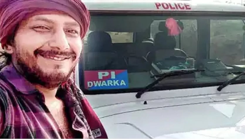 போலிஸ் காரை திருடி Selfie எடுத்து வெளியிட்ட வாலிபர் : குஜராத்தில் நடந்தது என்ன?
