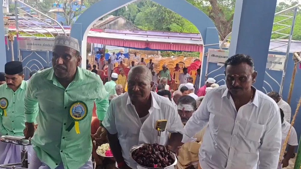 பள்ளிவாசல் திறப்பு விழா - சீர்வரிசை எடுத்து வந்த இந்துக்கள் : மத நல்லிணக்க மாநிலம் தமிழ்நாடு!