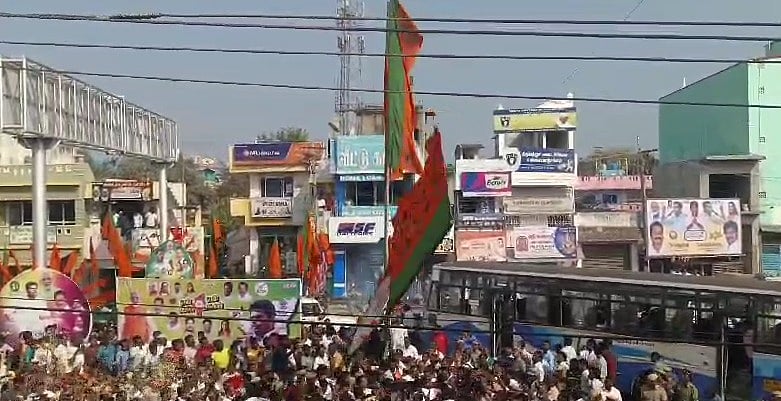 சரிந்த 50 அடி கொடி கம்பம்: ரத்த வெள்ளத்தில் பாஜக தொண்டர்... கண்டுகொள்ளாமல் கையசைத்தபடி சென்ற அண்ணாமலை !