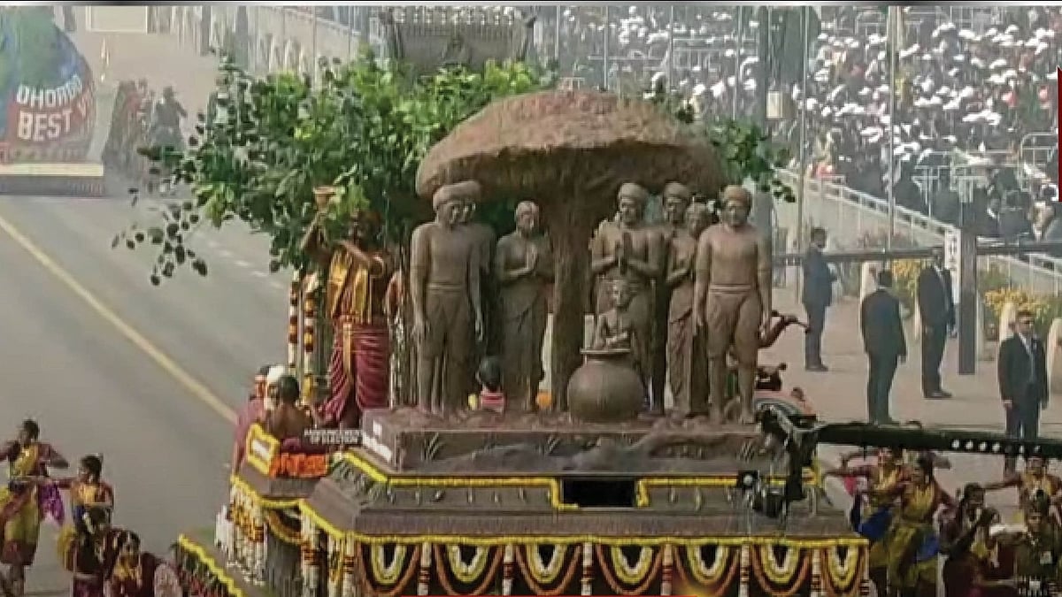 ”குடவோலை கண்ட தமிழ்க் குடியே” : டெல்லியில் கம்பீரமாகச் சென்ற தமிழ்நாடு அலங்கார ஊர்தி!