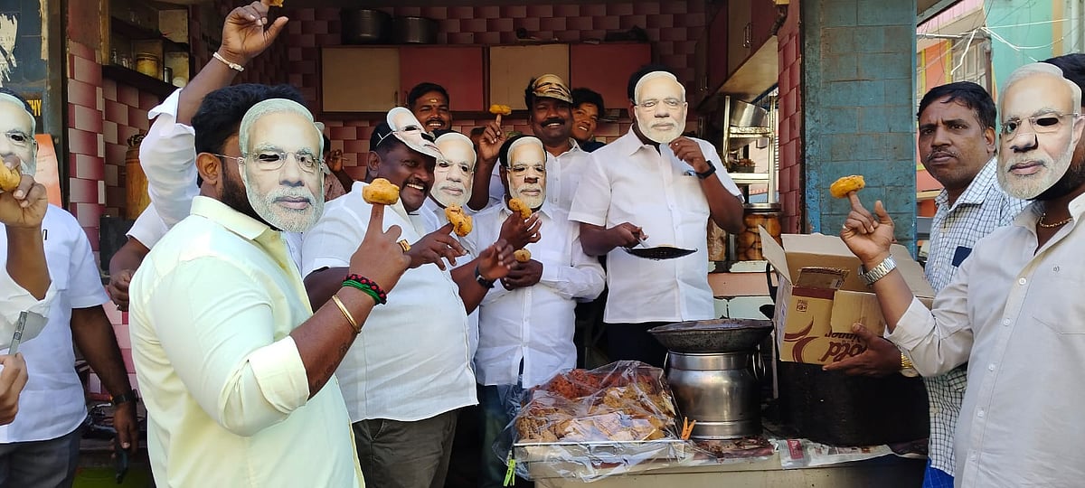 “வாயாலே பொய் வடைகளை சுடும் பிரதமர்...” : மோடி உருவம் பதித்த முகமூடி அணிந்து நூதன போராட்டம் ! 