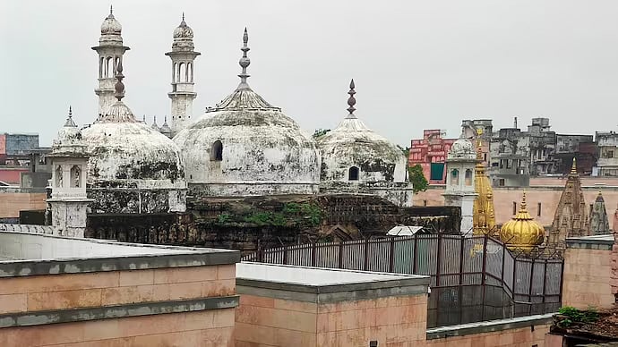பெயர் பலகையில் ஞானவாபி மசூதி வார்த்தை நீக்கம்: ஞானவாபி கோவில் என ஸ்டிக்கர் ஒட்டும் இந்துத்துவ கும்பல்! 