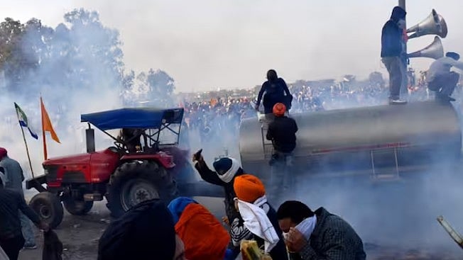 விவசாயிகளின் போராட்டத்தை ஒடுக்க 30 ஆயிரம் கண்ணீர் புகைக் குண்டு வாங்கும் மோடி அரசு : அதிர்ச்சி தகவல்!