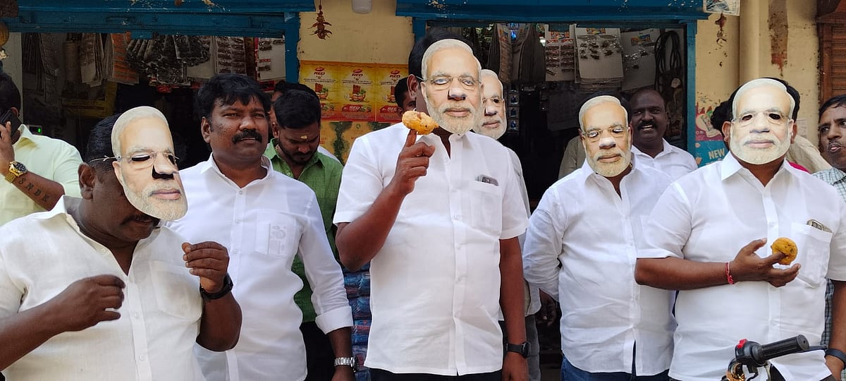 “வாயாலே பொய் வடைகளை சுடும் பிரதமர்...” : மோடி உருவம் பதித்த முகமூடி அணிந்து நூதன போராட்டம் ! 