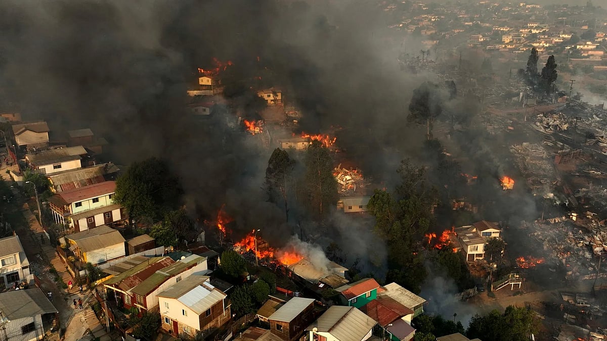கட்டுக்கடங்காமல் பரவும் சிலி காட்டுத்தீ : நாசமான 26,000 ஹெக்டர் காடுகள் : 143-ஐ தொட்ட உயிர்பலி ! 