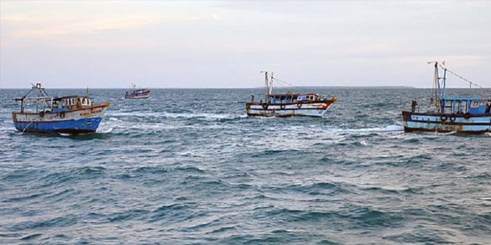 தமிழக மீனவர்களை வஞ்சிக்கும் இலங்கை கடற்படை : 19 மீனவர்கள் எல்லைத் தாண்டியதாக கூறி கைது!