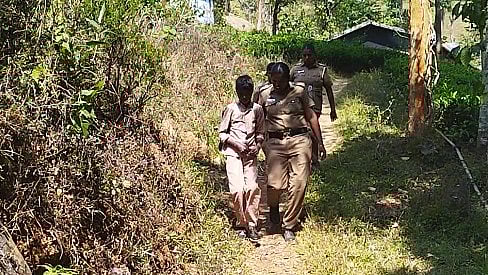 தேர்வுக்குப் பயந்து காட்டில் ஒளிந்து கொண்ட பள்ளி மாணவர்கள் : பெண் காவலர் செய்த நெகிழ்ச்சி சம்பவம்!