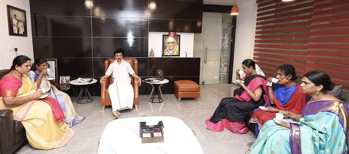 முதல் முறை... இரயில்வே டிக்கெட் பரிசோதகராக நியமிக்கப்பட்ட திருநங்கை: குவியும் வாழ்த்து -யார் இந்த சிந்து?