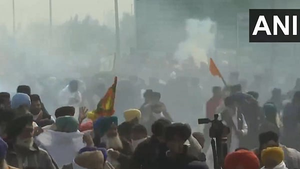 தகர்த்தெறியப்பட்ட தடுப்புகள் : டெல்லிக்குள் நுழைந்த ஆயிரக்கணக்கான விவசாயிகள் - விவரம் என்ன ? 