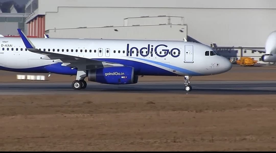 அவசரக்கால கதவை திடீரென திறந்த பயணி : கூச்சலிட்ட சகபயணிகள் -  சென்னை விமான நிலையத்தில் நடந்தது என்ன?