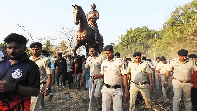 அனுமதியின்றி திறக்கப்பட்ட சத்ரபதி சிவாஜி சிலை: உள்ளூர் மக்கள் எதிர்ப்பு... பாஜக அமைச்சர் மீது கல் வீச்சு!