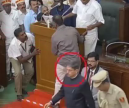 ”திரும்பத் திரும்ப ஒரே தவறை  செய்து கொண்டே இருக்கும் ஆளுநர் ஆர்.என்.ரவி” : முரசொலி கடும் சாடல்!