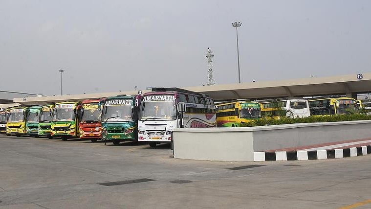 ஆம்னி பேருந்துகள் சென்னையின் 3 இடத்தில் மட்டுமே பயணிகளை  ஏற்ற வேண்டும் - போக்குவரத்து ஆணையர் அறிக்கை ! 