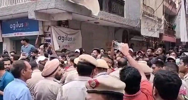 டெல்லியில் வன்கொடுமை செய்யப்பட்ட 4 வயது சிறுமி : டியூசன் டீச்சர் சகோதரர் கைது - வெடிக்கும் போராட்டம் !