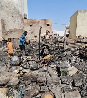 கூலி தராததால் வேலைசெய்ய மறுத்த தொழிலாளர்கள்... வீடுகளை கொளுத்திய Contractor ! - குஜராத்தில் பரபர !