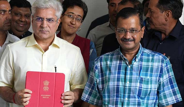 டெல்லி போக்குவரத்துத்துறை அமைச்சர் கைலாஷ் கெலாட், டெல்லி முதல்வர் அரவிந்த் கெஜ்ரிவால்
