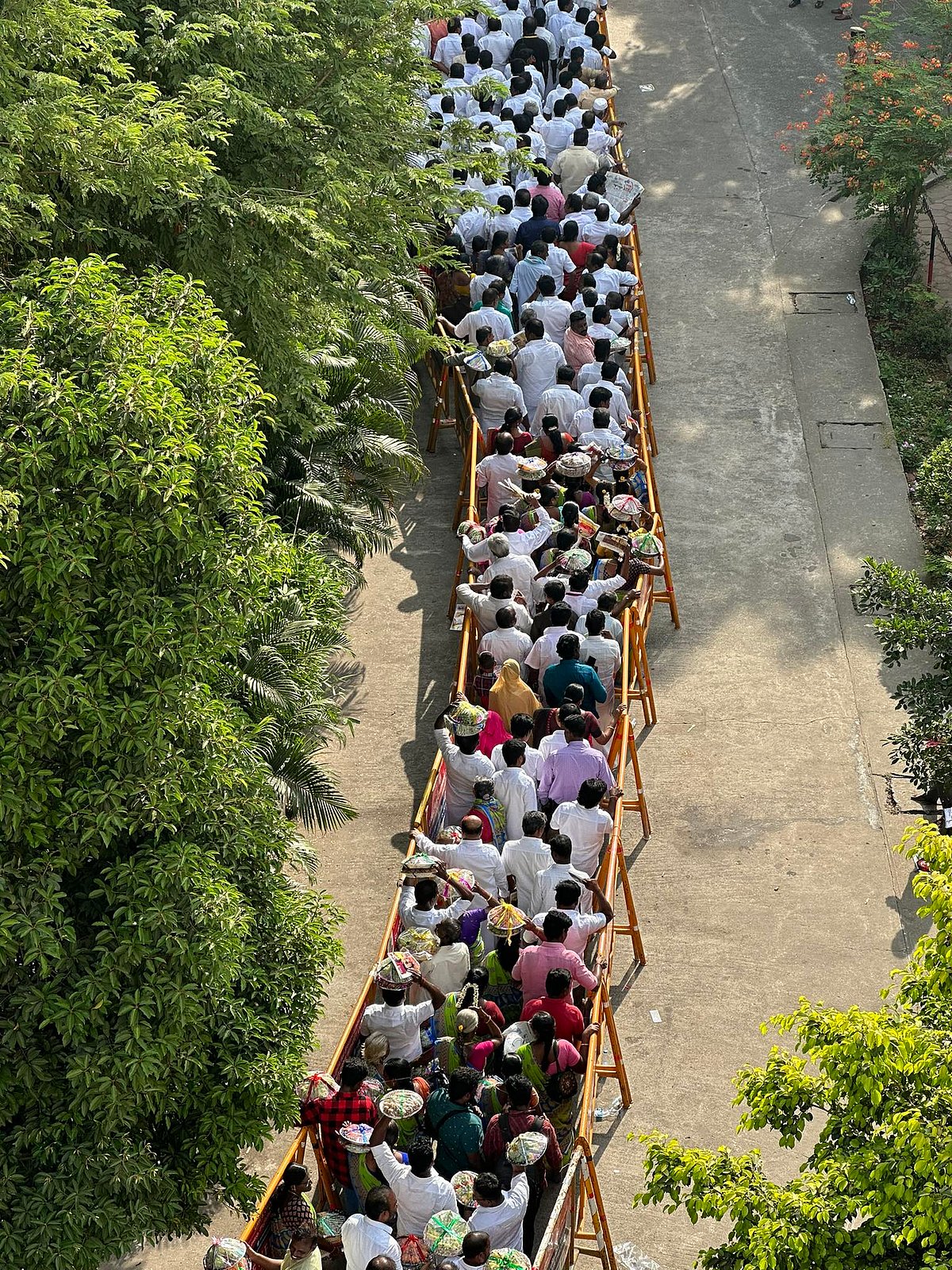 முதலமைச்சர் மு.க.ஸ்டாலின் பிறந்தநாள் : சீர் வரிசையோடு தொண்டர்கள் உற்சாக கொண்டாட்டம் !