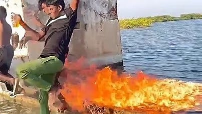 ஆற்றில் பெட்ரோல் ஊற்றி குதித்த  யூடியூபர்: Views-காக அபாய செயலை செய்த இளைஞர்கள்: இறுதியில் நேர்ந்த சோகம்!