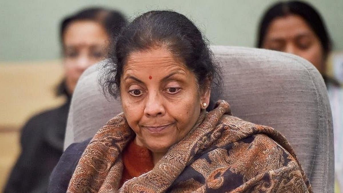 'ஐயோ பாவம் பணம் இல்லையாம்' : மக்களை கண்டு பயந்து ஓடும் நிர்மலா சீதாராமம்!