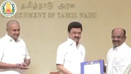 எழுத்தாளர்களை கொண்டாடும் அரசு : 10 எழுத்தாளர்களுக்கு  குடியிருப்பு ஆணைகள் வழங்கிய முதலமைச்சர்!