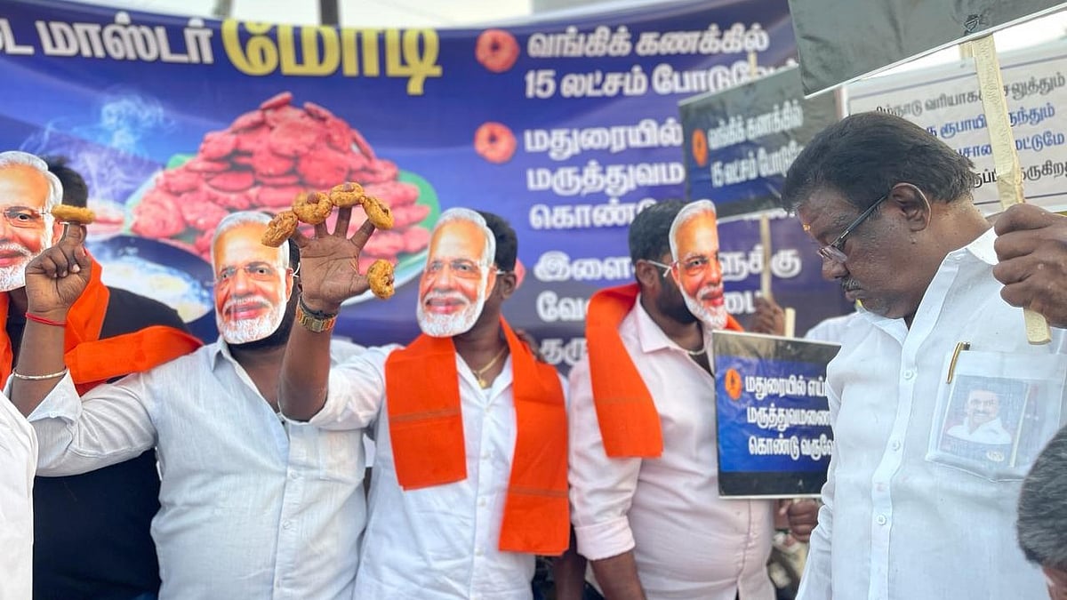 “சொல்வதெல்லாம் பொய்.. வெறும் வாயில் வடை சுடும் மோடி...” - 1000 வடைகளை பொதுமக்களுக்கு வழங்கிய திமுகவினர் !