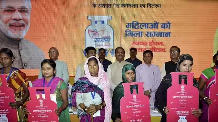 “பிரதான் மந்திரி புஸ்வானத் திட்டம் : பெண்ணின் அடையாளம் சமையலறை சிலிண்டர்தானா?” - முரசொலி விமர்சனம் !