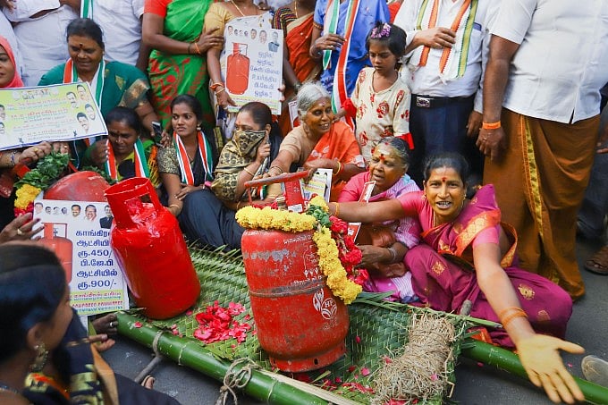 விரைவில் நாடாளுமன்ற தேர்தல் : சமையல் எரிவாயு விலையை குறைத்த ஒன்றிய அரசு... பொதுமக்கள் கண்டனம் ! 