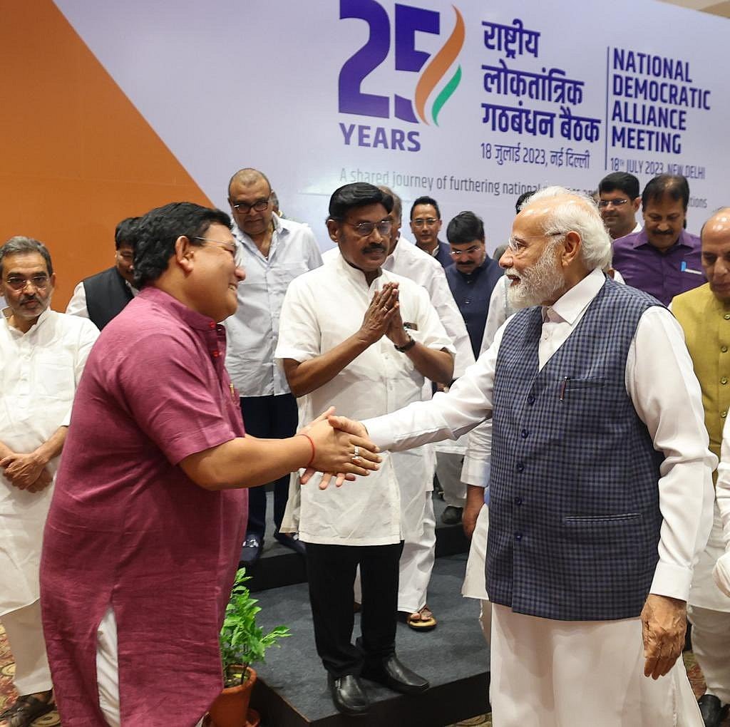 பணக்குவியலில் படுத்திருக்கும் பாஜக கூட்டணி கட்சி நிர்வாகி... வெளியான புகைப்படத்தால் குவியும் கண்டனங்கள் !