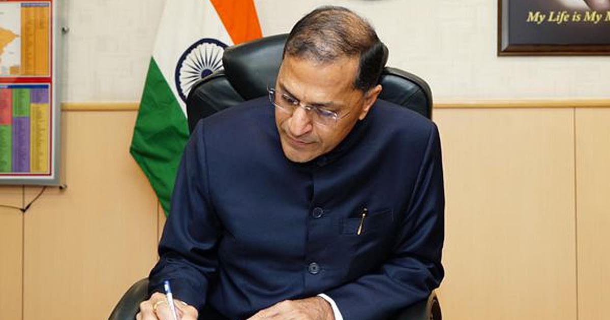 நாடாளுமன்ற தேர்தலுக்கு முன்னர் தேர்தல் ஆணையர் ராஜினாமா : எழுந்த புதிய சர்ச்சை... விவரம் என்ன ?