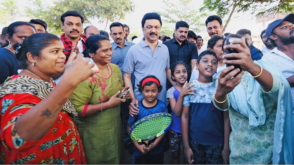 தஞ்சை மக்களின் நெஞ்சை அள்ளிய முதலமைச்சர் மு.க.ஸ்டாலின் : செல்பி எடுத்து மகிழ்ந்த மக்கள்!