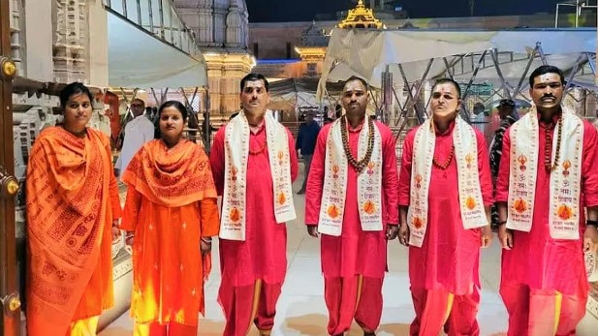 காவலர்களுக்கு காவி உடை கொடுத்த யோகி ஆதித்யநாத் :  அகிலேஷ் கடும் எதிர்ப்பு!