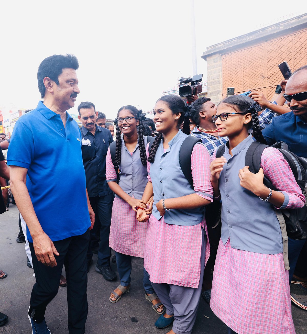 திருவண்ணாமலை - மக்கள் கடலில் நீந்தியபடி வாக்கு சேகரித்தார் முதலமைச்சர் மு.க.ஸ்டாலின்!