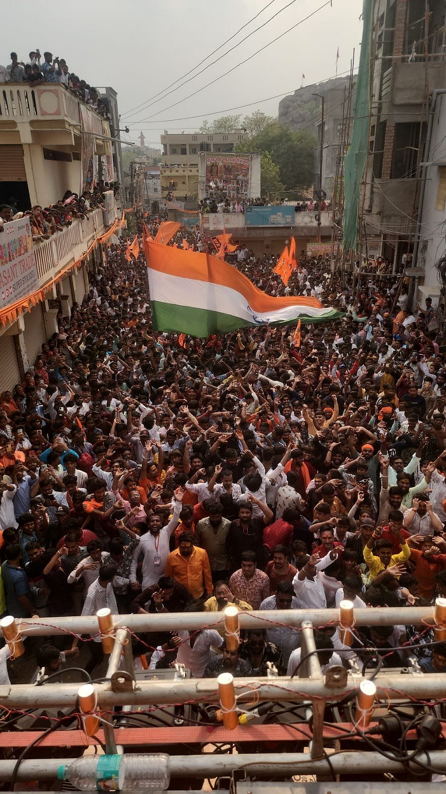 போலிசாரை மீறி தேசிய கோடியை பயன்படுத்தி மத பிரசாரம் : தெலங்கானா பாஜக MLA-க்கு குவியும் கண்டனங்கள் !