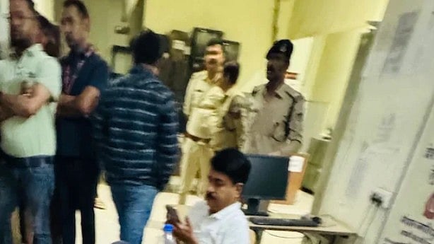 காவல்நிலையத்தில் புகுந்து போலிஸாரை மிரட்டிய பா.ஜ.க அமைச்சர் : மத்திய பிரதேசத்தில் அதிர்ச்சி!