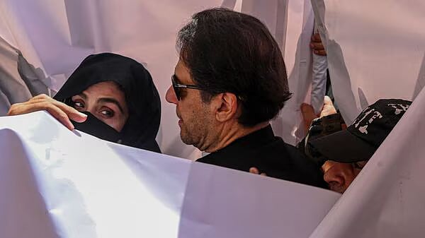 இம்ரான் கானின் மனைவியின் உணவில் ஆசிட் கலக்கப்பட்டதாக குற்றச்சாட்டு - பாகிஸ்தானில் பரபரப்பு ! 