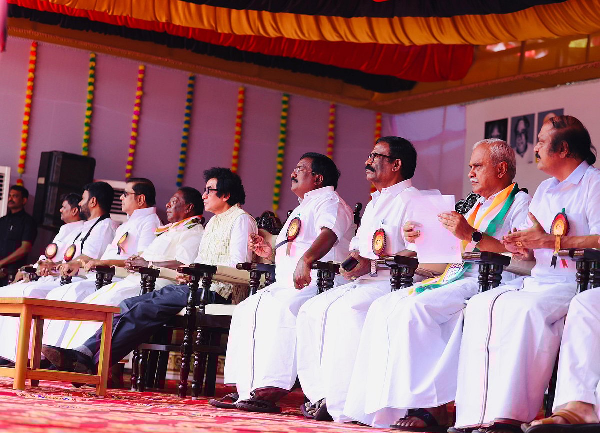 “முதல்வர் ரங்கசாமி ஆளுதான் உயரம்.. உயரத்துக்கு தகுந்த அறிவு?!” : புதுச்சேரியில் முதலமைச்சர் அனல் பேச்சு!